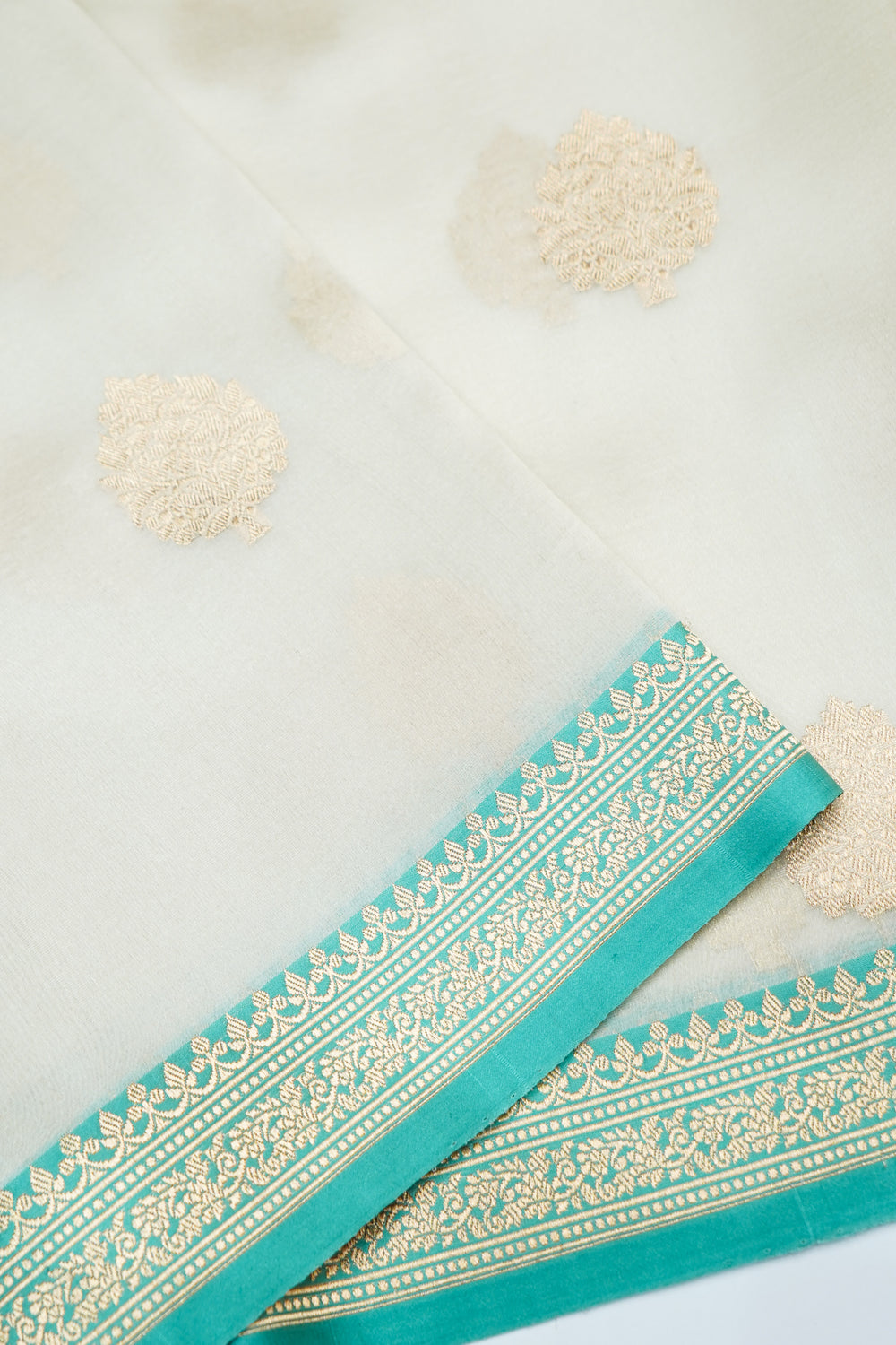 Snow White Motif Breezy Organza  Handwoven Banarasi Saree