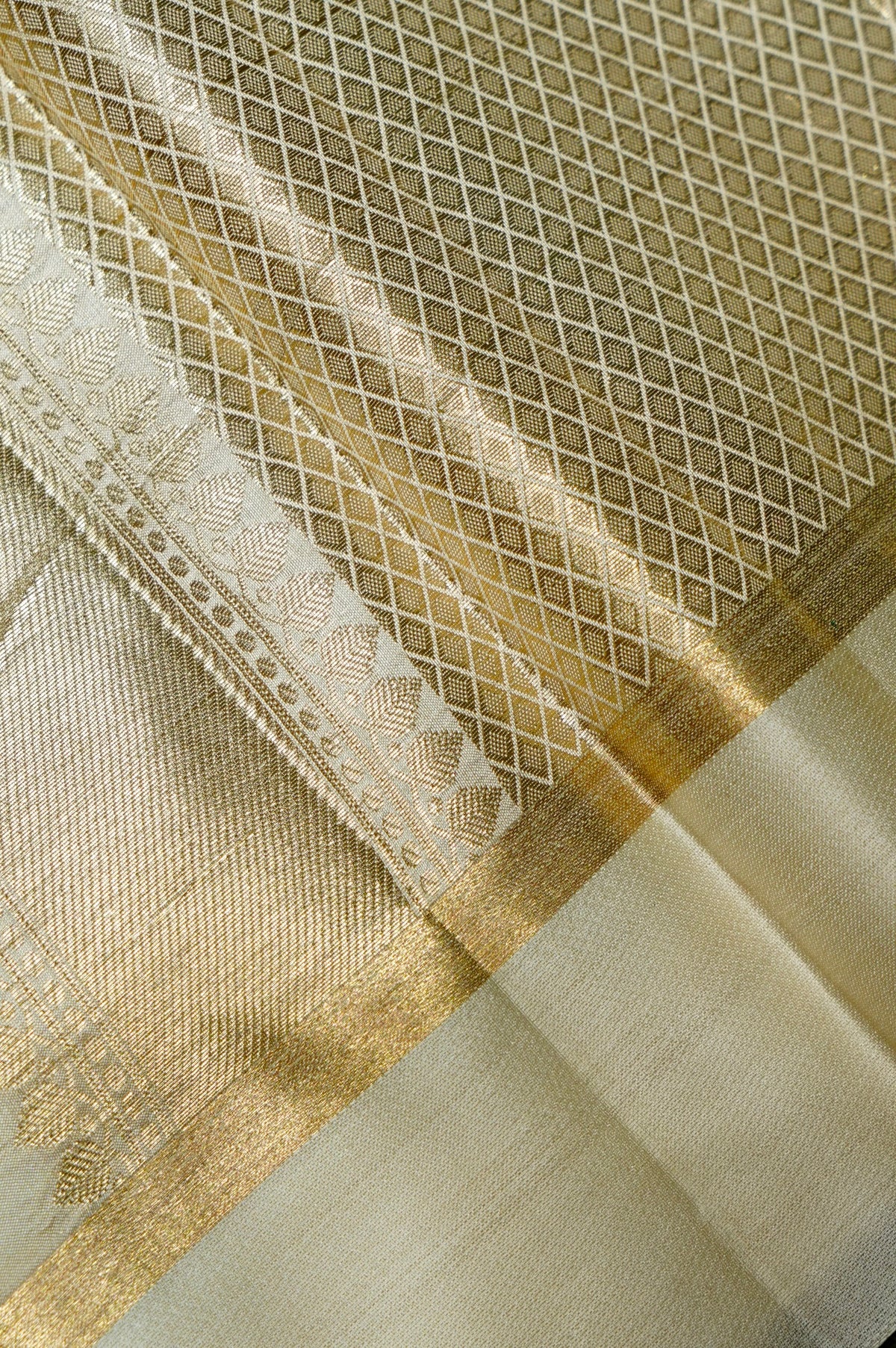 Handwoven Off White Banarasi Katan Soft Silk Saree