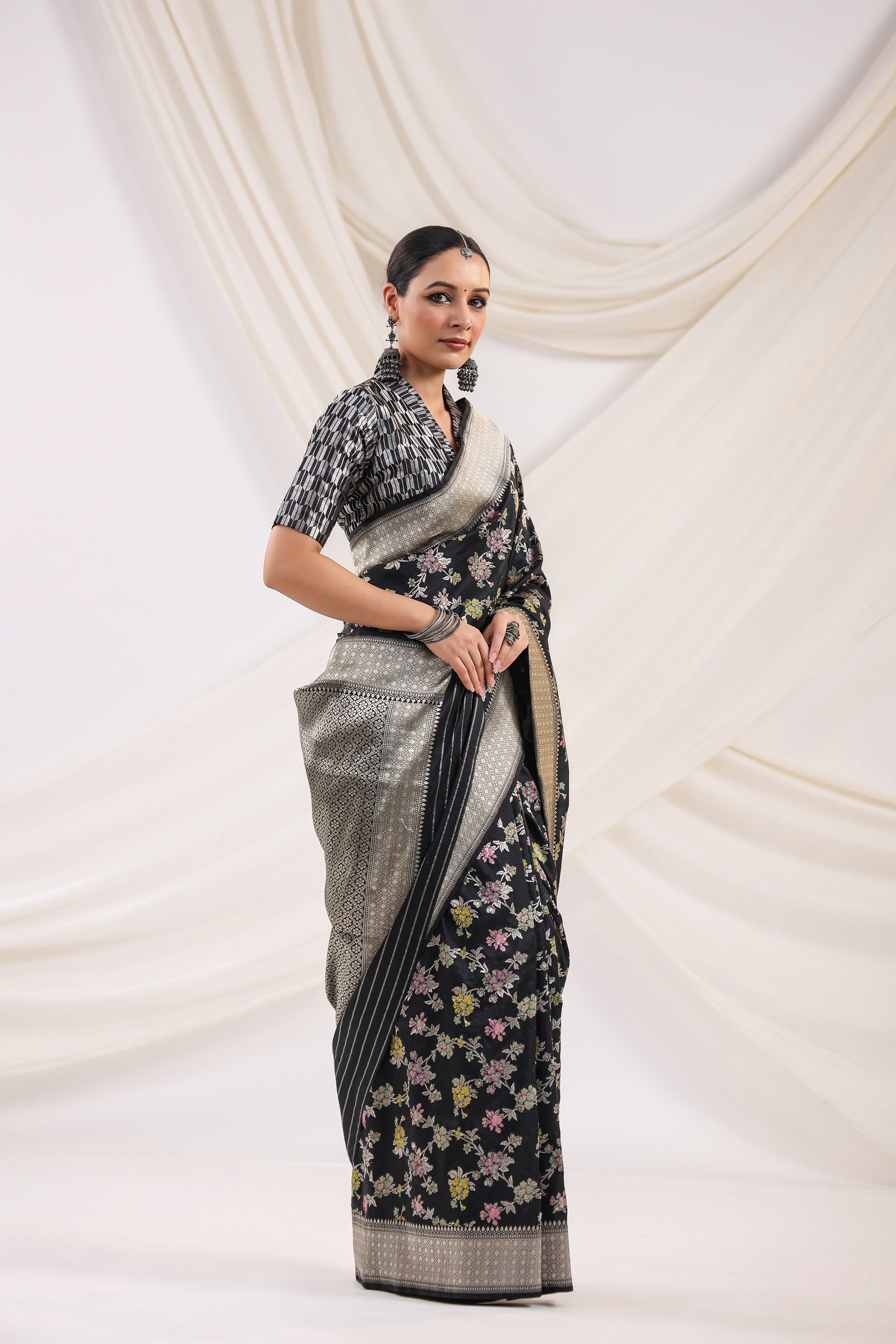 RADHA LAKSHMI Women's Kanjivaram Soft Banarasi linen cotton Silk Saree With  Blouse piece(AG black SILVER TIGER) 1 : Amazon.in: Fashion